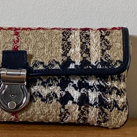 Burberry Boucle Housecheck Wristlet / Clutch - Picture 4 of 10